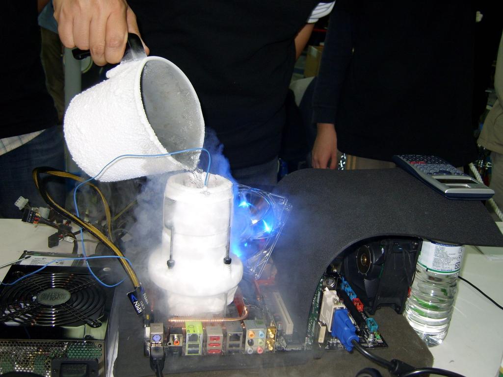 Name:  2007TaipeiITMonth_IntelOCLiveTest_Overclocking-6.jpg
Views: 61
Size:  93.3 KB